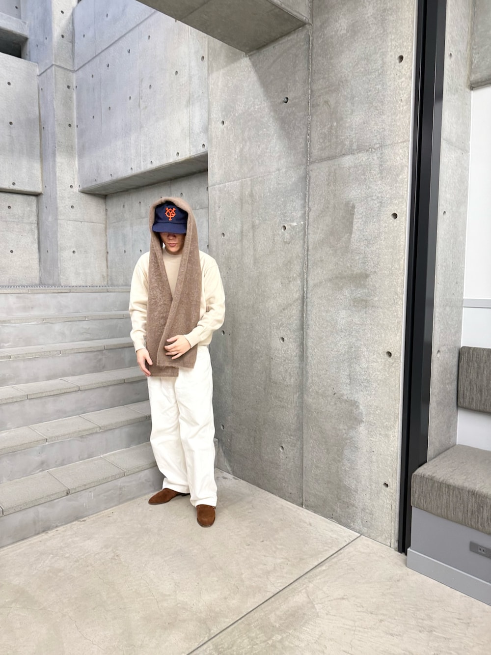 ブラック系のテーラードジャケット、ブラウン系のローファー、ブラウン系のストール/ショールを着用したメンズの冬コーディネートの3枚目の写真