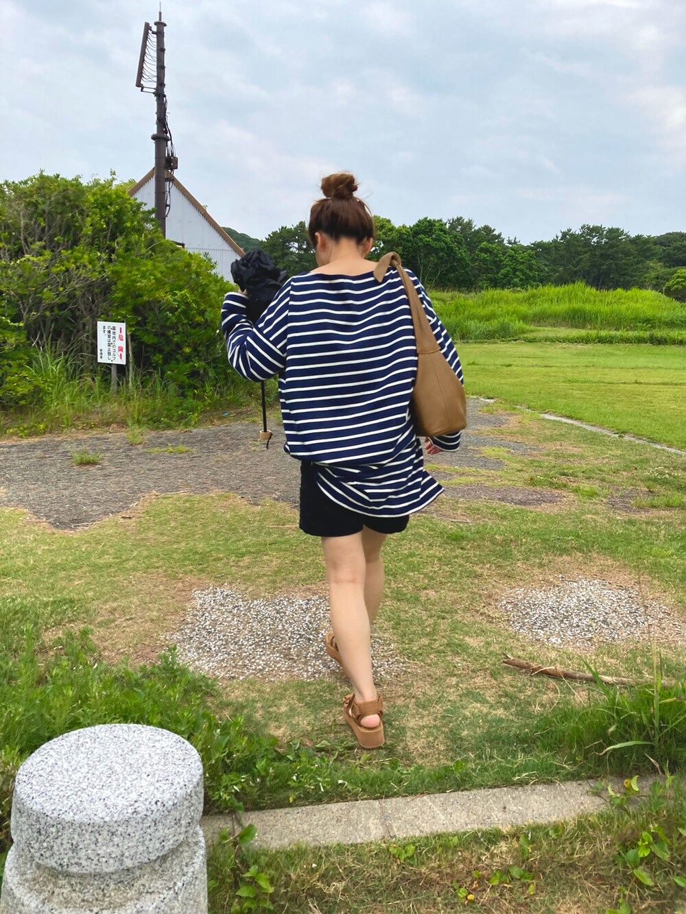 ブルー系のTシャツ/カットソー、ブラウン系のショルダーバッグ、ブラウン系のサンダルを着用したレディースの夏コーディネートの2枚目の写真