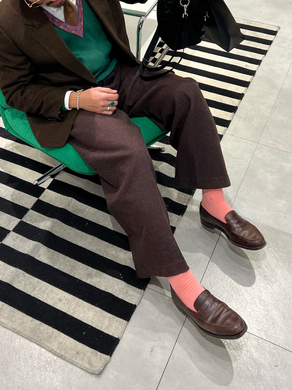 ブラウン系のテーラードジャケット、グリーン系のニット/セーター、ブラウン系のその他パンツを着用したメンズの冬コーディネートの3枚目の写真