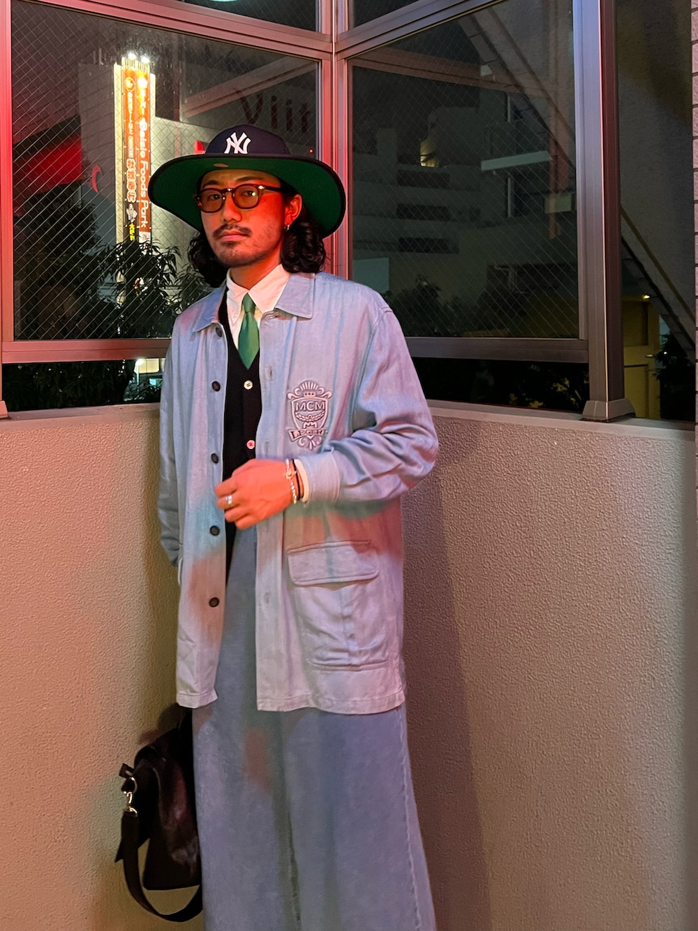 ブルー系のカバーオール、ブルー系のデニムパンツ、ブラック系のローファーを着用したメンズの冬コーディネートの2枚目の写真