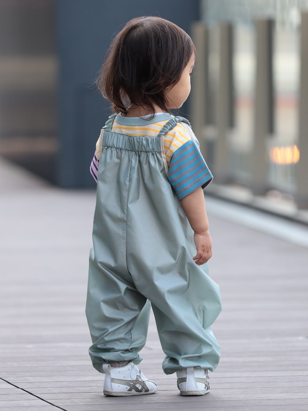 グリーン系のサロペット/オーバーオール、その他のTシャツ/カットソーを着用したキッズの春コーディネートの3枚目の写真