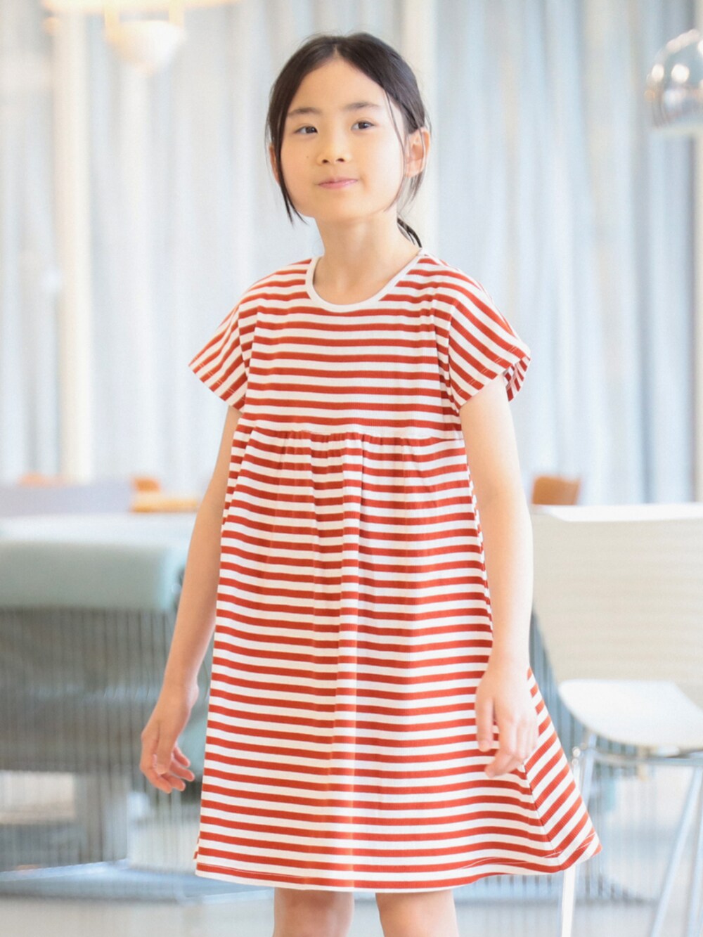 レッド系のワンピースを着用したキッズの春コーディネートの5枚目の写真
