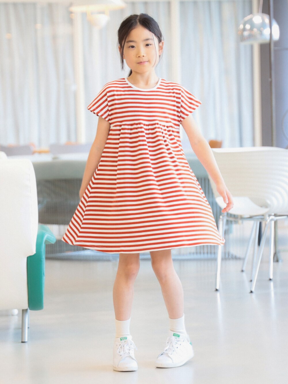 レッド系のワンピースを着用したキッズの春コーディネートの2枚目の写真
