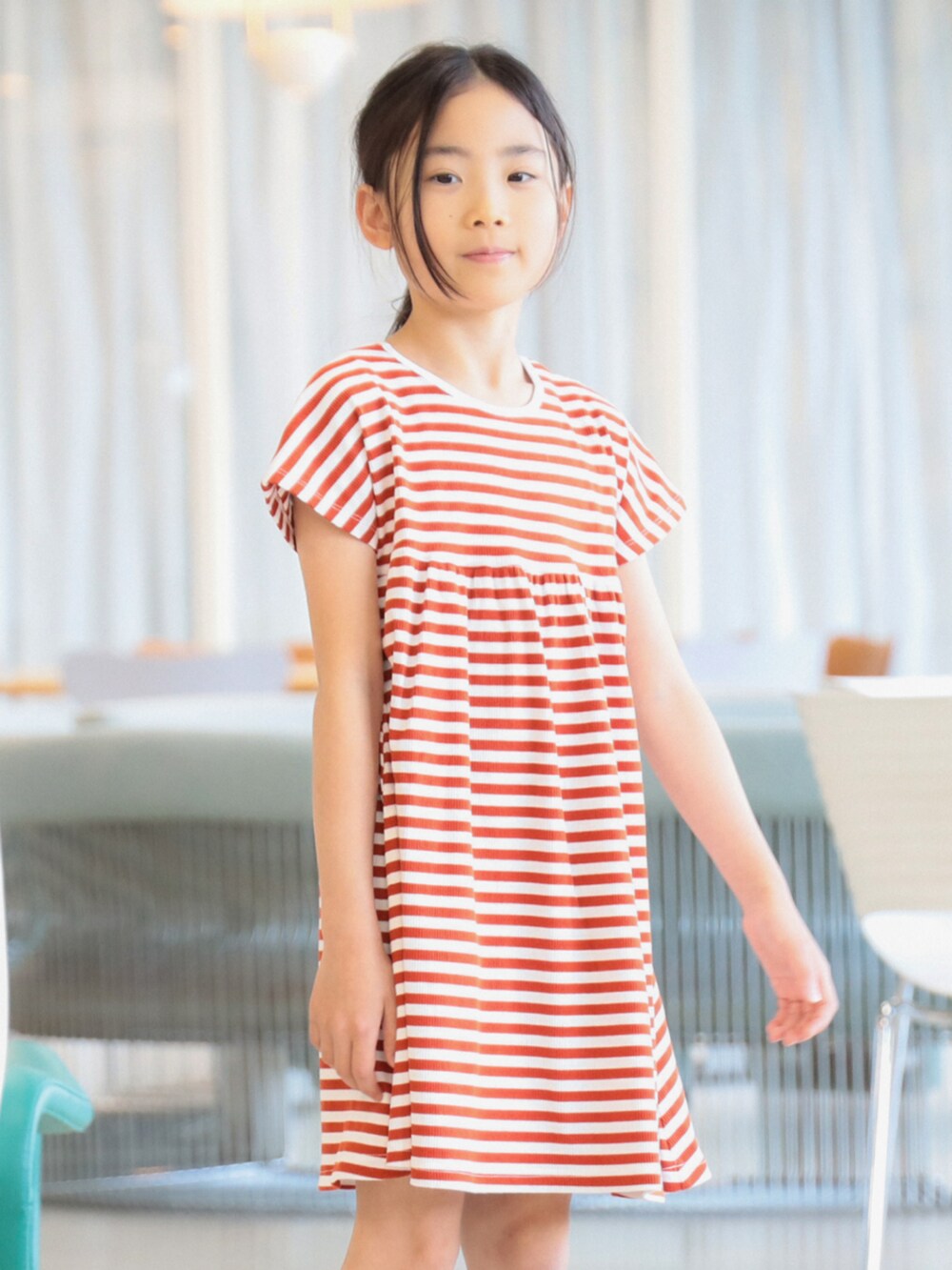 レッド系のワンピースを着用したキッズの春コーディネートの6枚目の写真