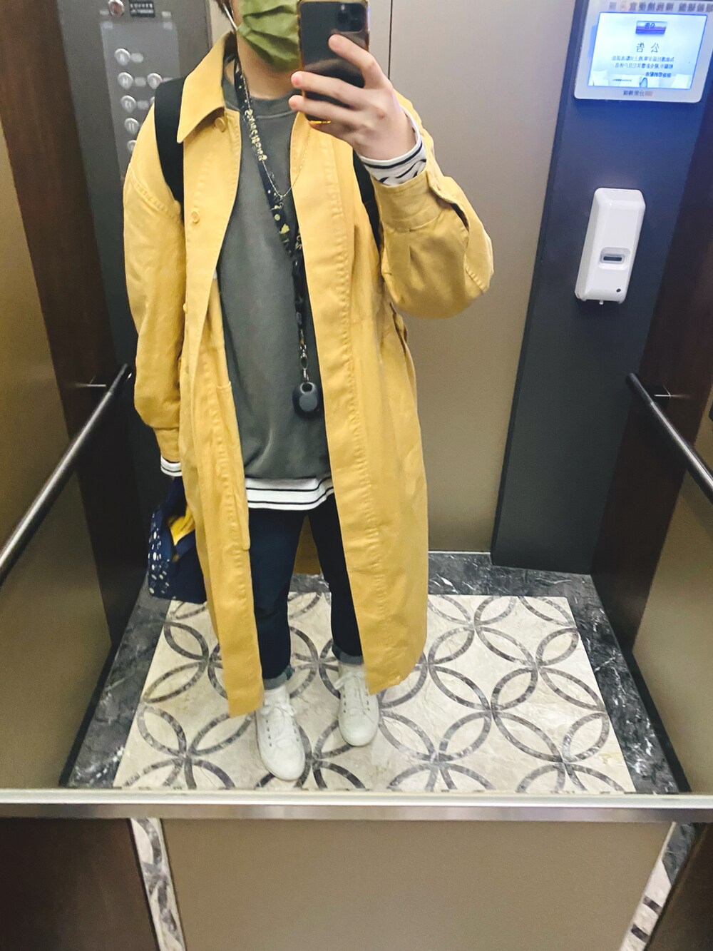 イエロー系のシャツワンピース、グリーン系のスウェット、ホワイト系のTシャツ/カットソーを着用したレディースの春コーディネートの2枚目の写真