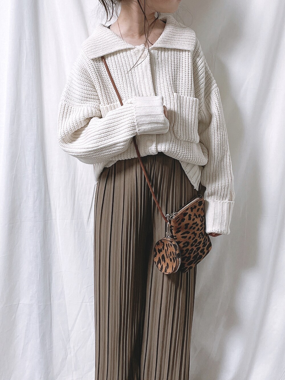 ブラウン系のショルダーバッグ、ブラウン系のその他パンツ、ブラウン系のメガネを着用したキッズの冬コーディネートの2枚目の写真