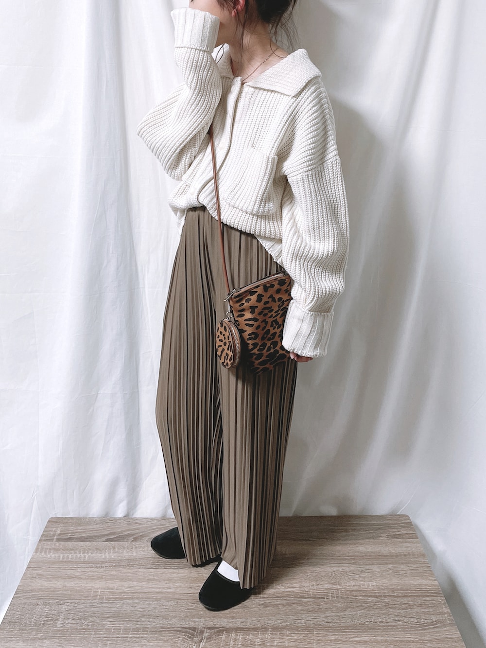 ブラウン系のショルダーバッグ、ブラウン系のその他パンツ、ブラウン系のメガネを着用したキッズの冬コーディネートの3枚目の写真