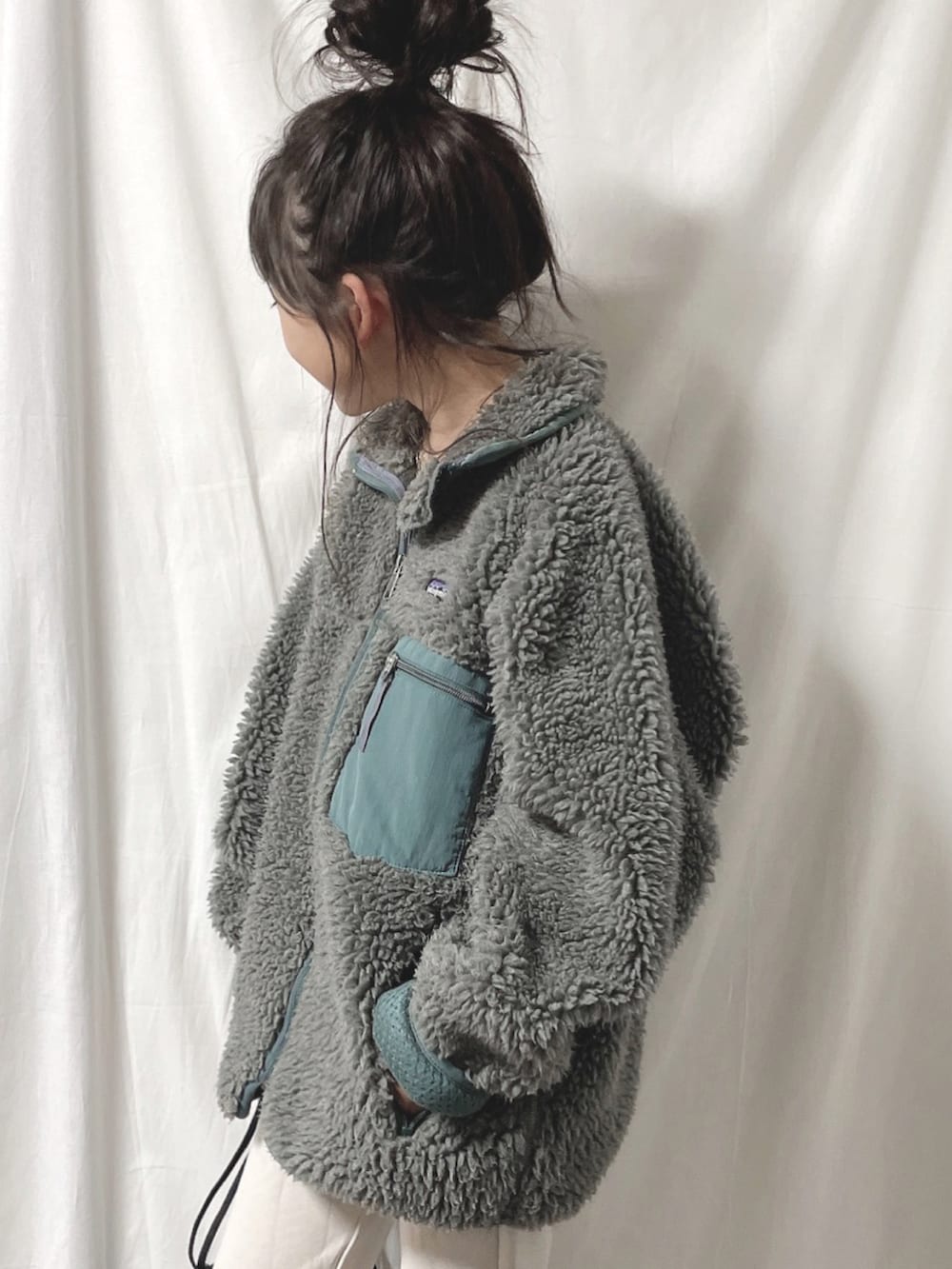 グレー系のブルゾンを着用したキッズの秋コーディネートの2枚目の写真