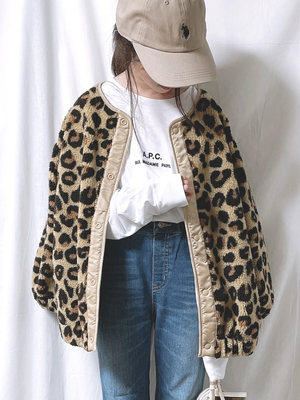 ブラウン系のブルゾン、ブルー系のデニムパンツ、ベージュ系のスニーカーを着用したキッズの秋コーディネートの2枚目の写真