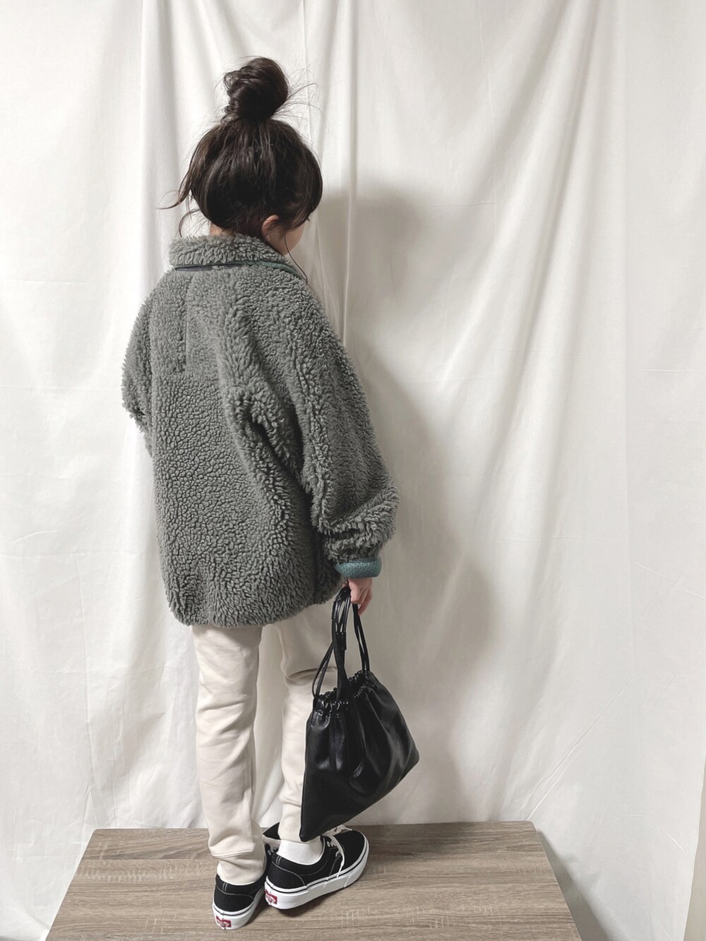グレー系のブルゾンを着用したキッズの秋コーディネートの4枚目の写真