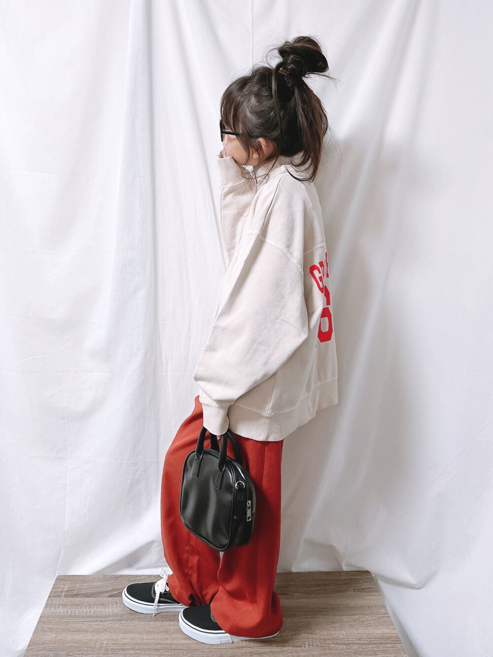 ホワイト系のスウェット、ブラック系のスニーカーを着用したキッズの冬コーディネートの3枚目の写真