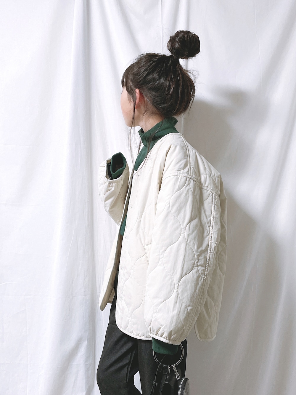 ホワイト系のブルゾン、ブラック系のスラックス、ブラック系のローファーを着用したキッズの冬コーディネートの2枚目の写真