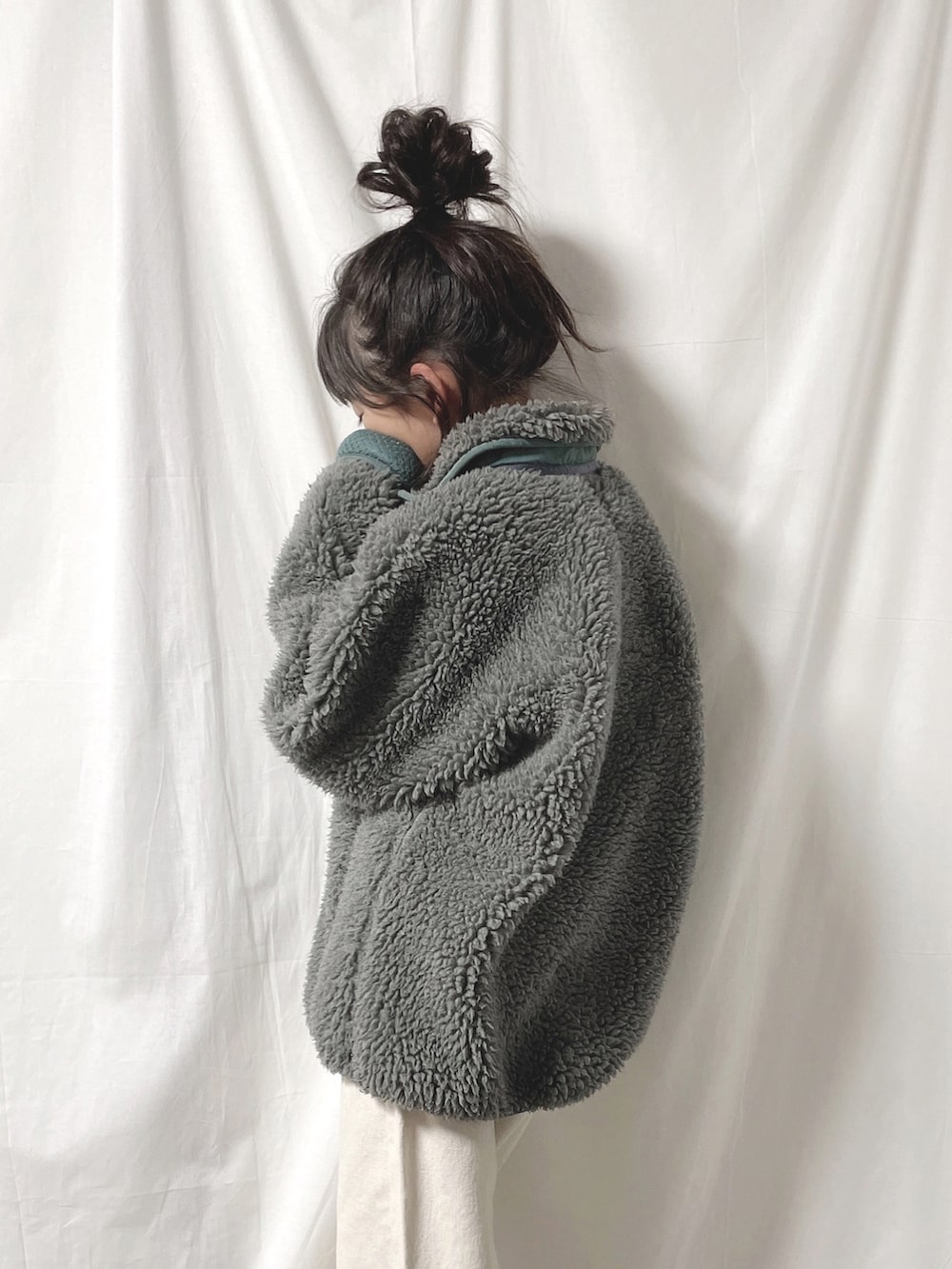 グレー系のブルゾンを着用したキッズの秋コーディネートの5枚目の写真