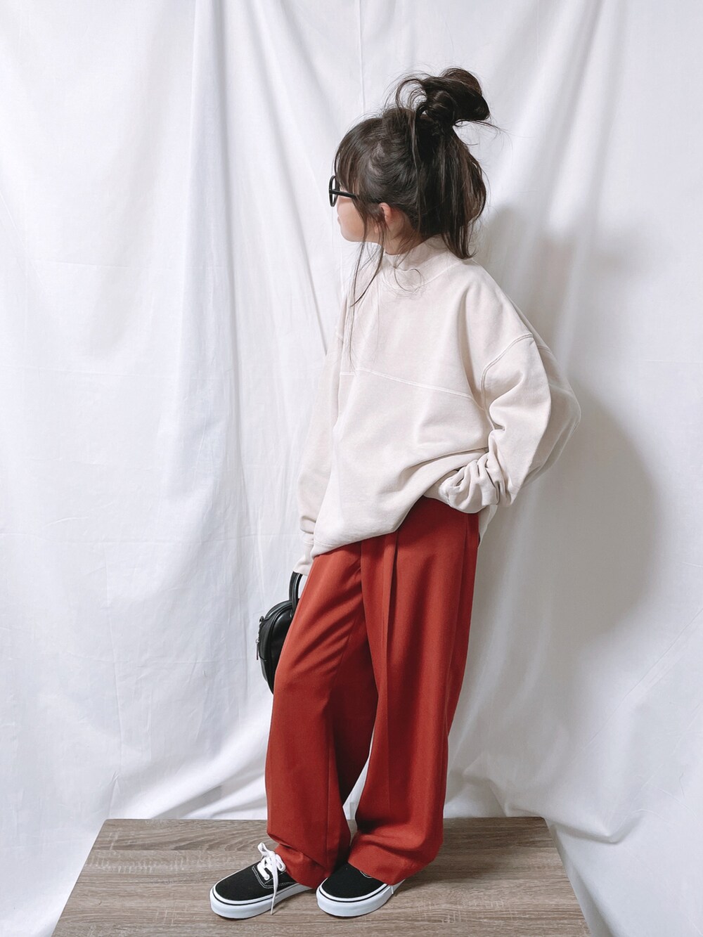 ホワイト系のスウェット、ブラック系のスニーカーを着用したキッズの冬コーディネートの2枚目の写真