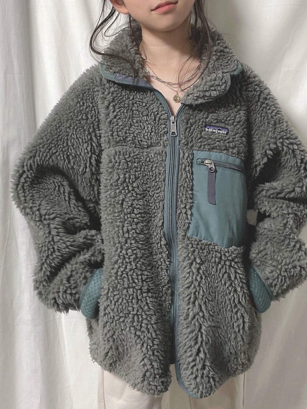 グレー系のブルゾンを着用したキッズの秋コーディネートの3枚目の写真