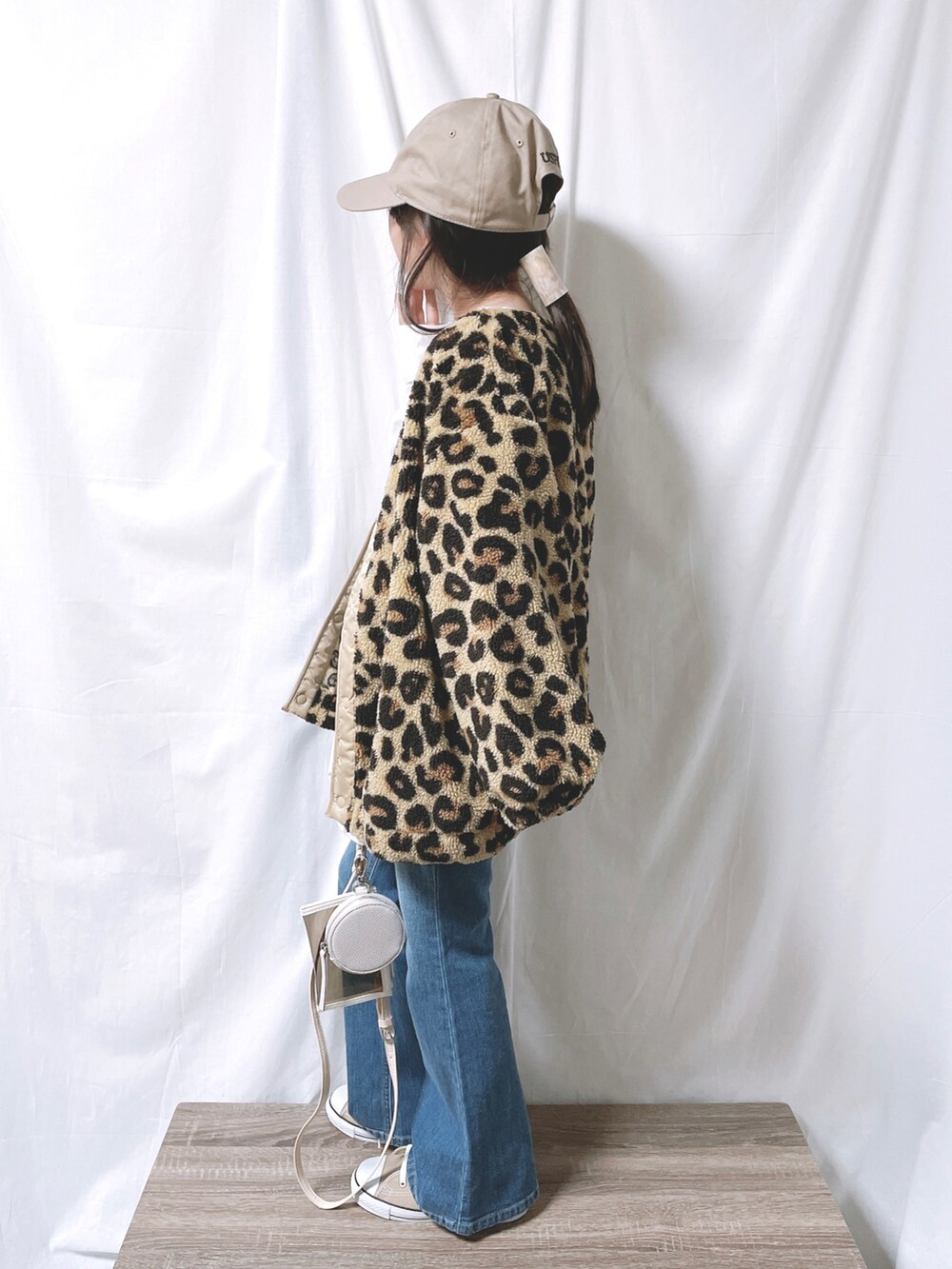 ブラウン系のブルゾン、ブルー系のデニムパンツ、ベージュ系のスニーカーを着用したキッズの秋コーディネートの3枚目の写真