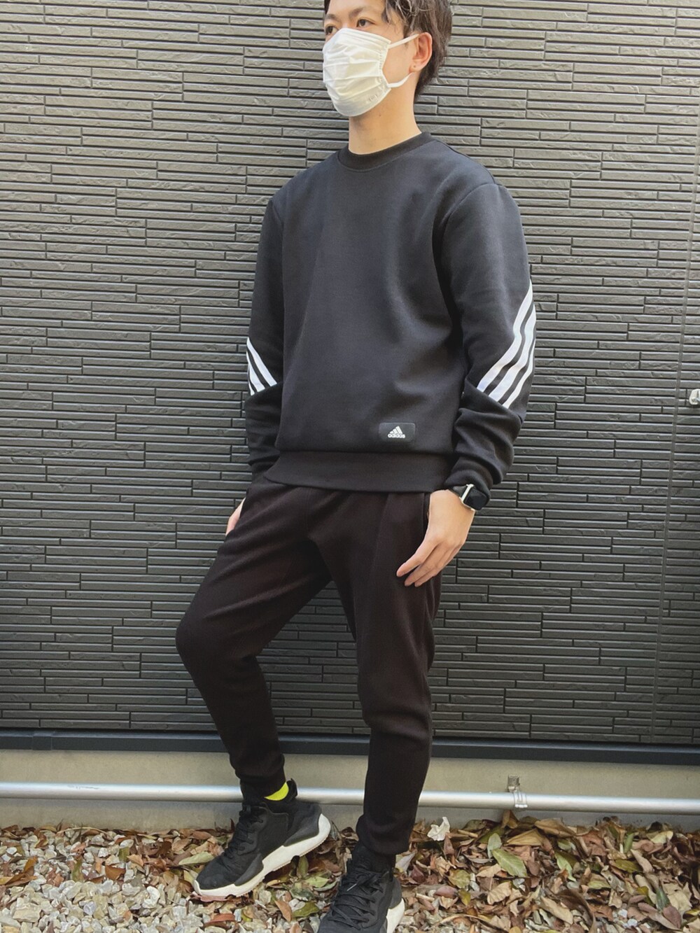 ブラック系のスウェット、ブラック系のスウェットパンツ、ブラック系のスニーカーを着用したメンズの冬コーディネートの2枚目の写真