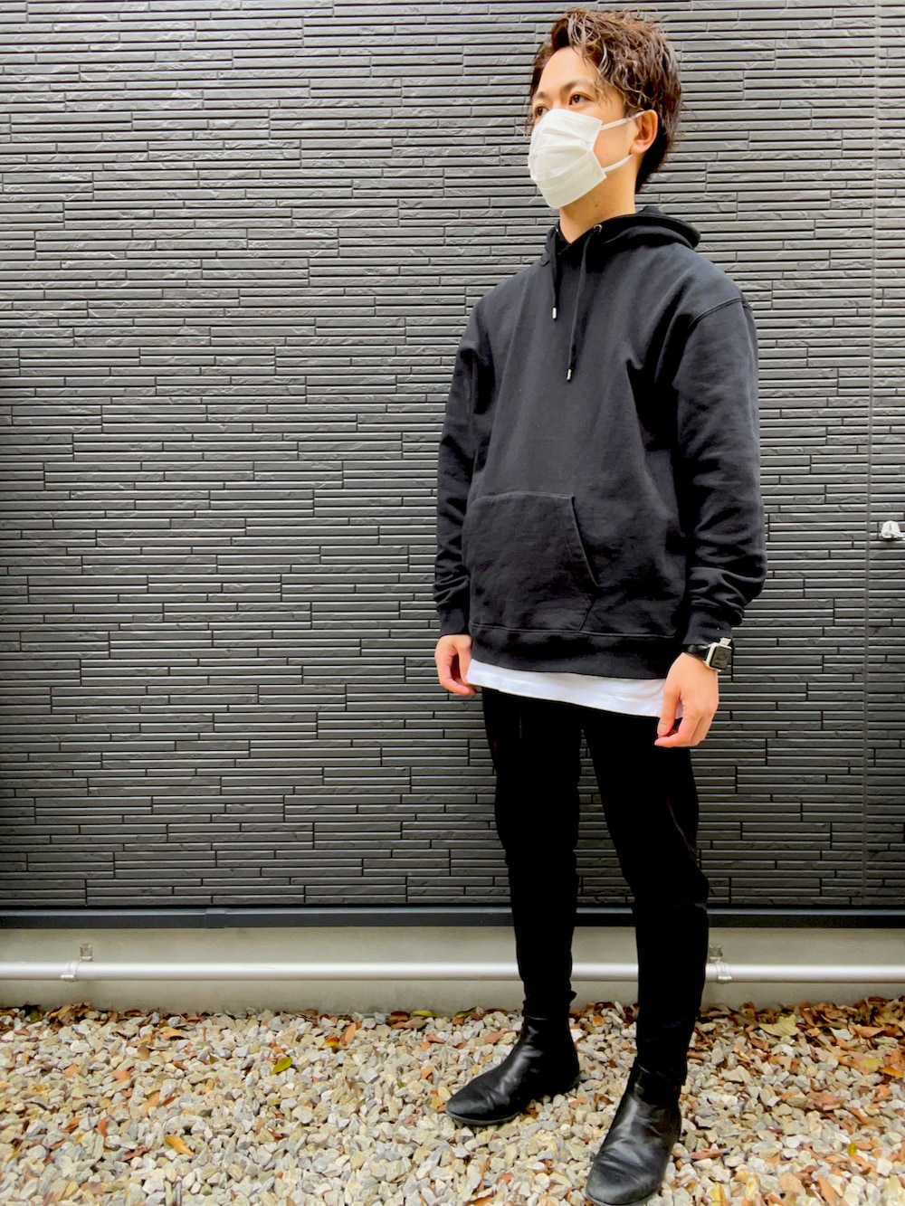 ブラック系のパーカー、ホワイト系のTシャツ/カットソー、ブラック系のスウェットパンツを着用したメンズの冬コーディネートの2枚目の写真