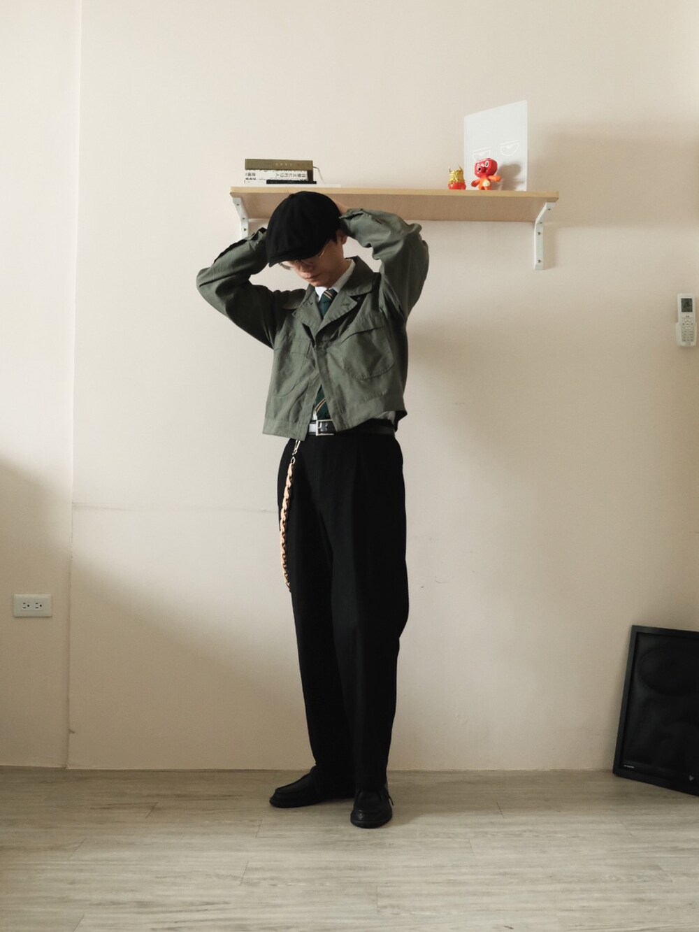 「今日のコーデ、シンプルコーデ、夏コーデ、カジュアルコーデ、おしゃれさんと繋がりたい、低身長、UNIQLO、夏、古着MIX、古着、古着好きな人と繋がりたい、古着男子」｜「UNIQLOの錐形打摺休閒長褲，最近UQ非聯名最強褲子單品（チノパンツ、ブラック系）」を使った、Kennyさん（メンズ・169cm）の春コーディネートの3枚目の写真