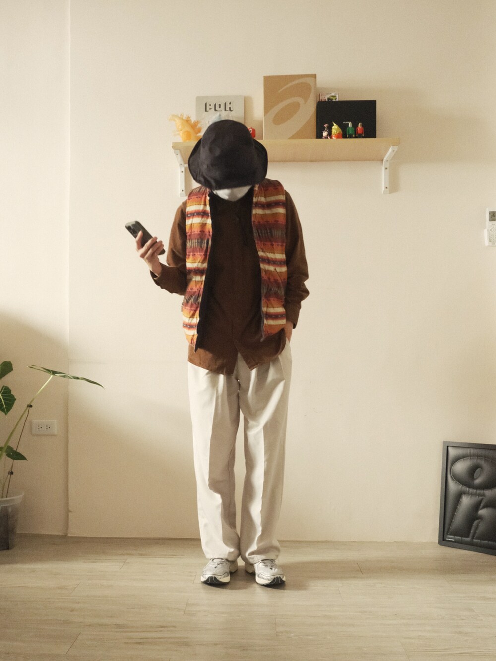 「春コーデ、古着MIX、シンプルコーデ、ゆるコーデ、カジュアルコーデ、春アウター、ジャケット、古着好きな人と繋がりたい、古着コーデ、outfit、古着男子、vintage、asics」｜「ASICS SportStyleのアイテム（シューズ、シルバー系）」を使った、Kennyさん（メンズ・169cm）の春コーディネートの3枚目の写真