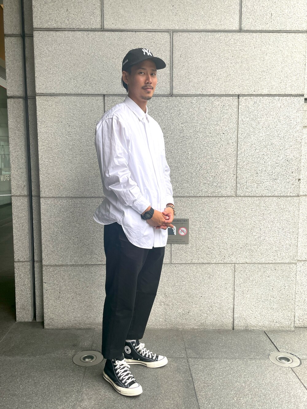 ブラック系のチノパンツ、ブラック系のスニーカー、ホワイト系のシャツ/ブラウスを着用したメンズの夏コーディネートの3枚目の写真