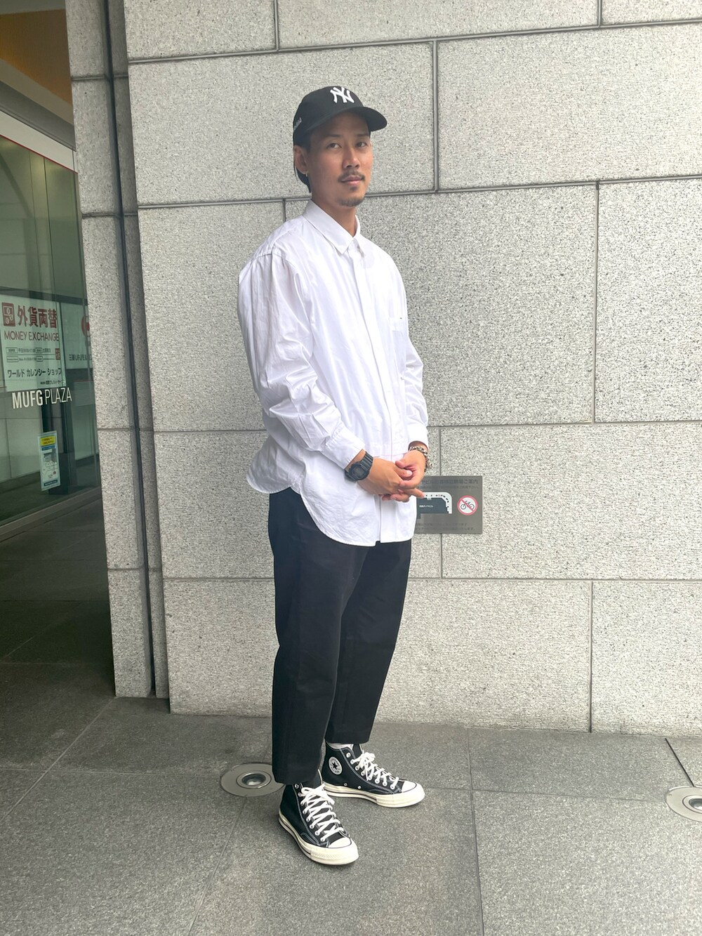 ブラック系のチノパンツ、ブラック系のスニーカー、ホワイト系のシャツ/ブラウスを着用したメンズの夏コーディネートの2枚目の写真