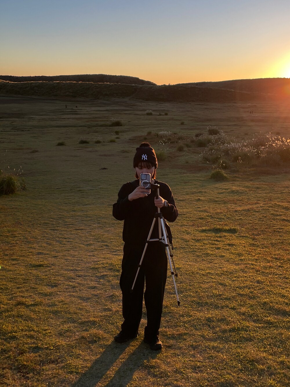 ブラック系のスラックス、ブラック系のショルダーバッグ、ブラック系のスウェットを着用したレディースの秋コーディネートの5枚目の写真