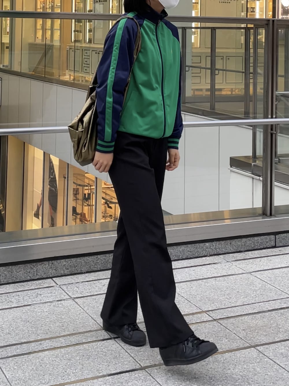 「秋ルック紹介するよ、秋、休日スタイル、今日のコーデ、お洒落さんとつながりたい、カジュアルコーデ、秋カラー、ootd、スラックス、いいね、save、フォローお願いします🤑、古着MIX、古着、古着好きな人と繋がりたい、古着女子、トラックジャケット」｜「adidasのスーパースター [Superstar] アディダスオリジナルス (メンズ/レディース)（スニーカー、ブラック系）」を使った、fukaさん（レディース・162cm）の秋コーディネートの2枚目の写真