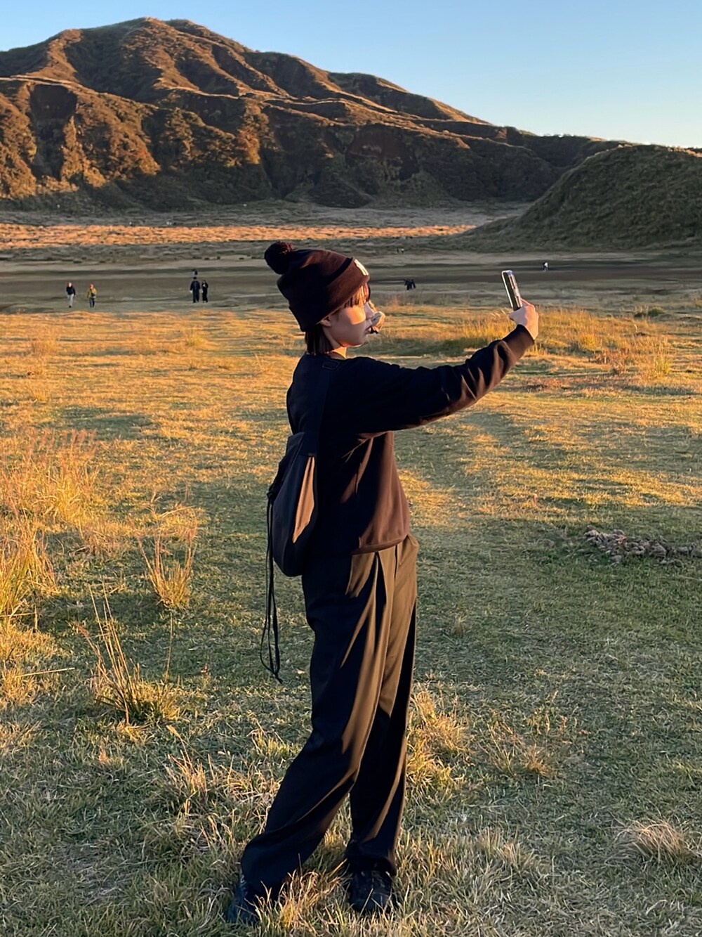 ブラック系のスラックス、ブラック系のショルダーバッグ、ブラック系のスウェットを着用したレディースの秋コーディネートの3枚目の写真