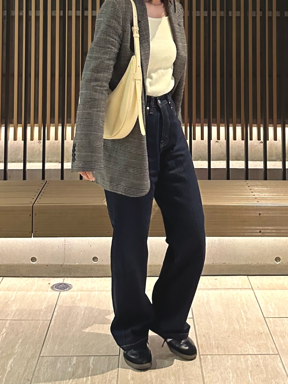 ホワイト系のニット/セーター、グレー系のジャケット/アウター、ブルー系のデニムパンツを着用したレディースの春コーディネートの3枚目の写真