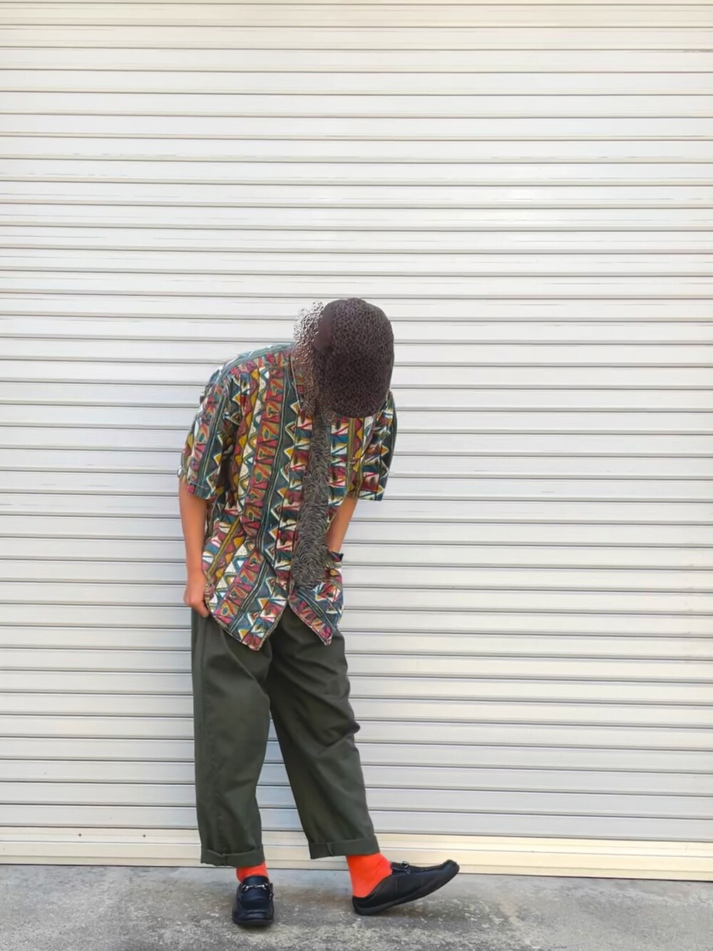 その他のシャツ/ブラウス、グリーン系のカーゴパンツを着用したメンズの春コーディネートの2枚目の写真