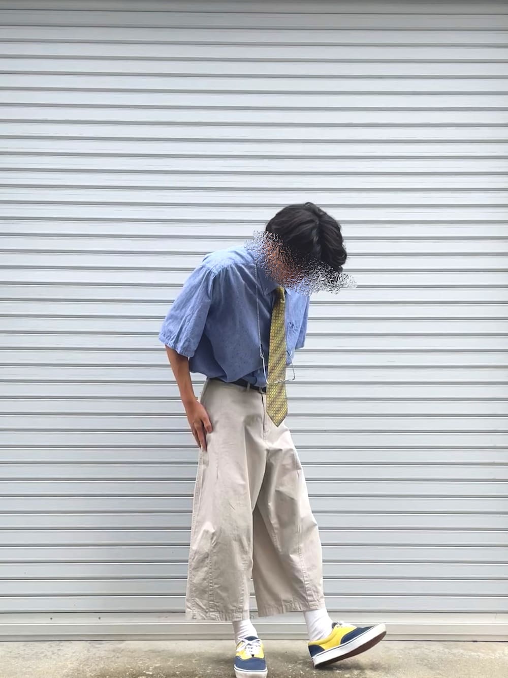 「大人カジュアル、お洒落さんとつながりたい、ビッグシルエット、カラーパンツ、白パンツ、半袖シャツ、ネクタイ、ネクタイコーデ、シャツコーデ、シャツスタイル、古着、古着好きな人と繋がりたい、古着MIX、タックイン、青」｜「POLO RALPH LAURENのアイテム（シャツ/ブラウス、ブルー系）」を使った、つよしさん（メンズ・171cm）の春コーディネートの2枚目の写真