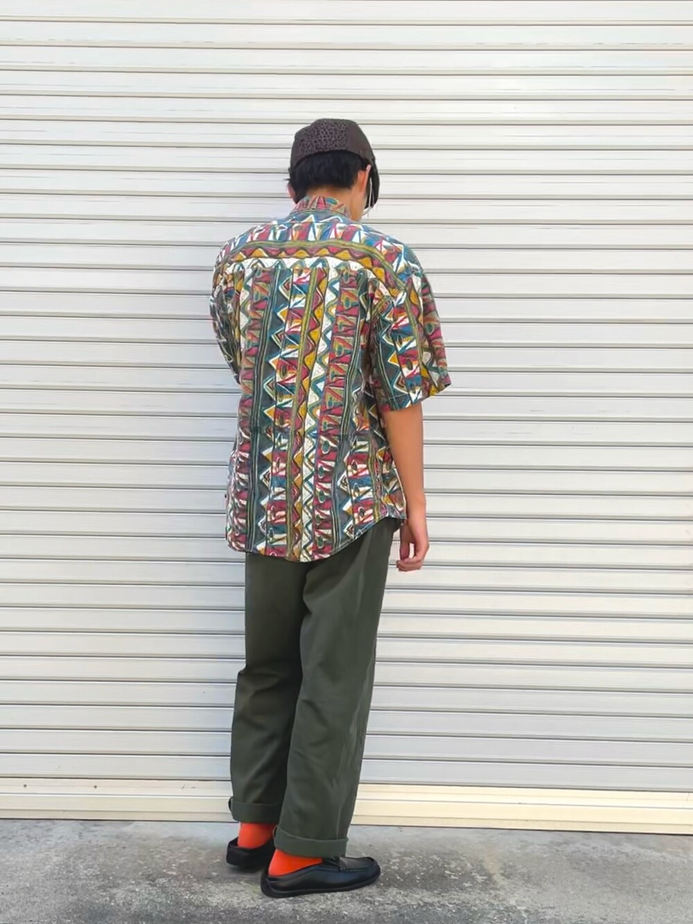 その他のシャツ/ブラウス、グリーン系のカーゴパンツを着用したメンズの春コーディネートの3枚目の写真