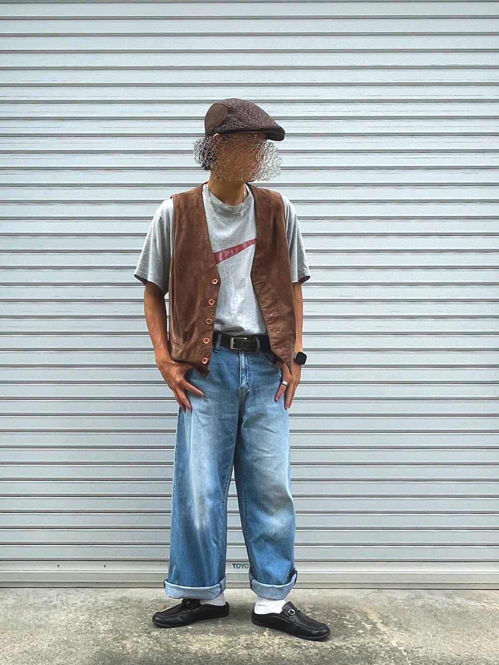 ブルー系のデニムパンツ、グレー系のTシャツ/カットソー、ブラウン系のシャツ/ブラウスを着用したメンズの夏コーディネートの2枚目の写真