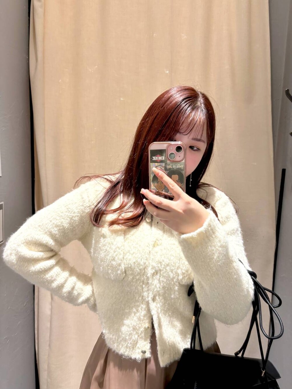 「体型カバー、イヤリング、バッグ、着痩せ・細見え、きれいめ、休日コーデ、デート/ロマンティック、高身長、女子ウケ、モテ、フェミニン、Andemiu、ニット、カーディガン、スカート」|「Andemiuのオーガンジータックフレアスカート150587(スカート、ブラウン系)」を使った、andemiu_haru🐰さん(レディース・162cm)の冬コーディネートの2枚目の写真