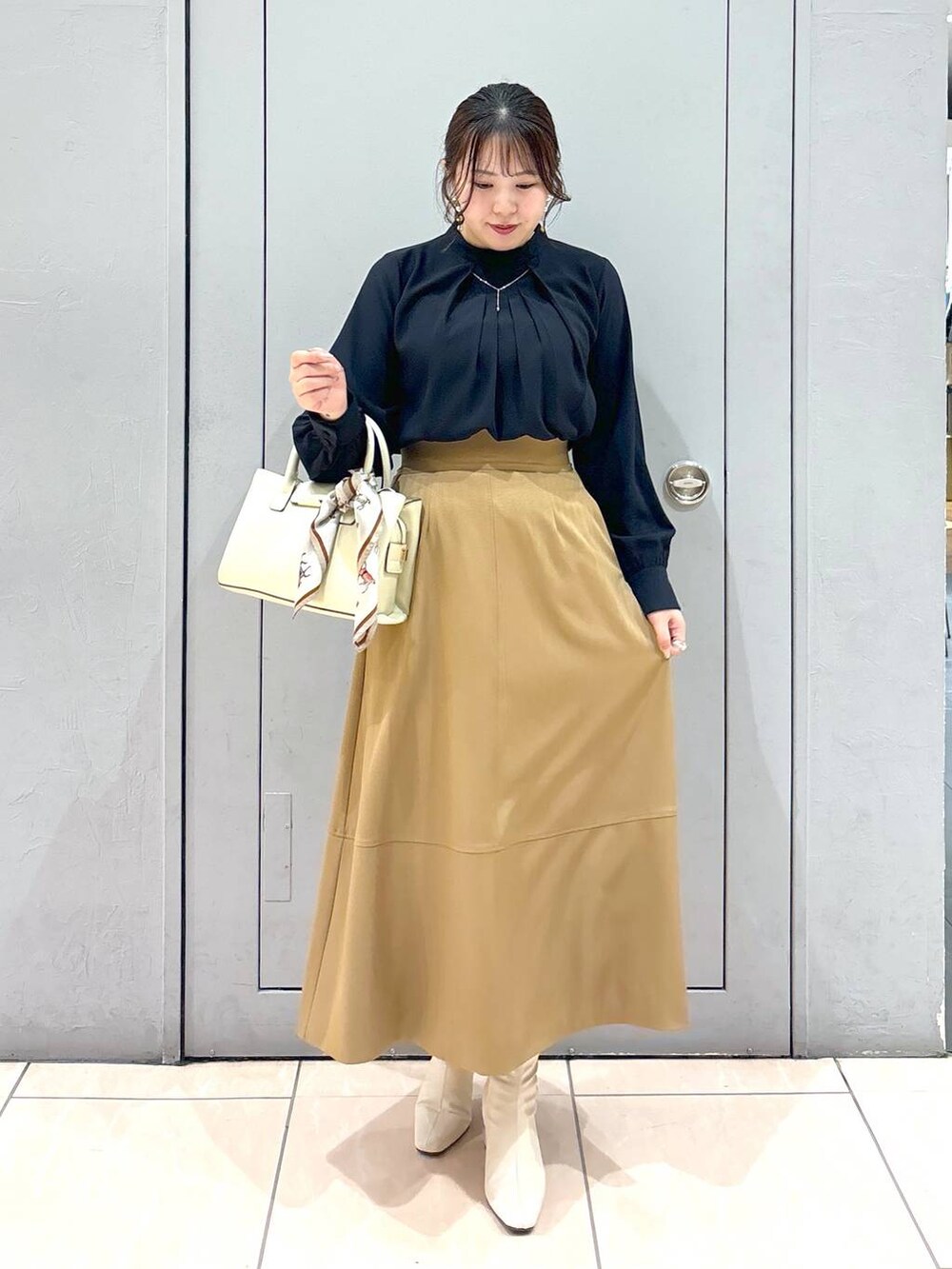 「Andemiu、ブラウス、スカート、リング、バッグ、スカーフ、ブーツ、秋コーデ、秋冬新作、秋服準備はじめました、アンドエスティ秋コーデ、体型カバー、着痩せ・細見え、きれいめ、休日コーデ」|「Andemiuのストレッチヒールブーツ140222(ブーツ、ホワイト系)」を使った、andemiu_haru🐰さん(レディース・162cm)の秋コーディネートの2枚目の写真