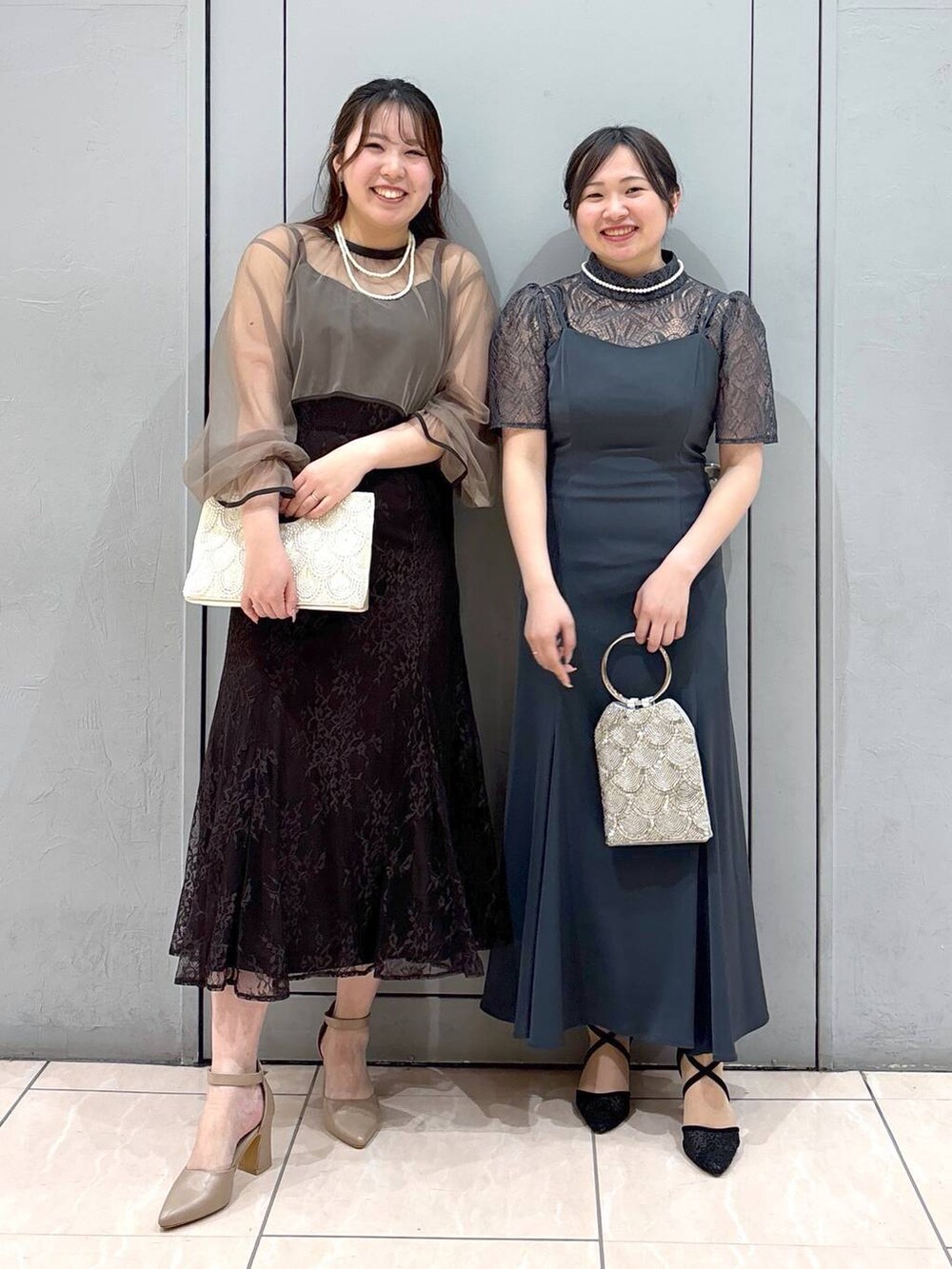 ベージュ系のショルダーバッグ、ベージュ系のパンプス、グレー系のドレスを着用したレディースの春コーディネートの2枚目の写真