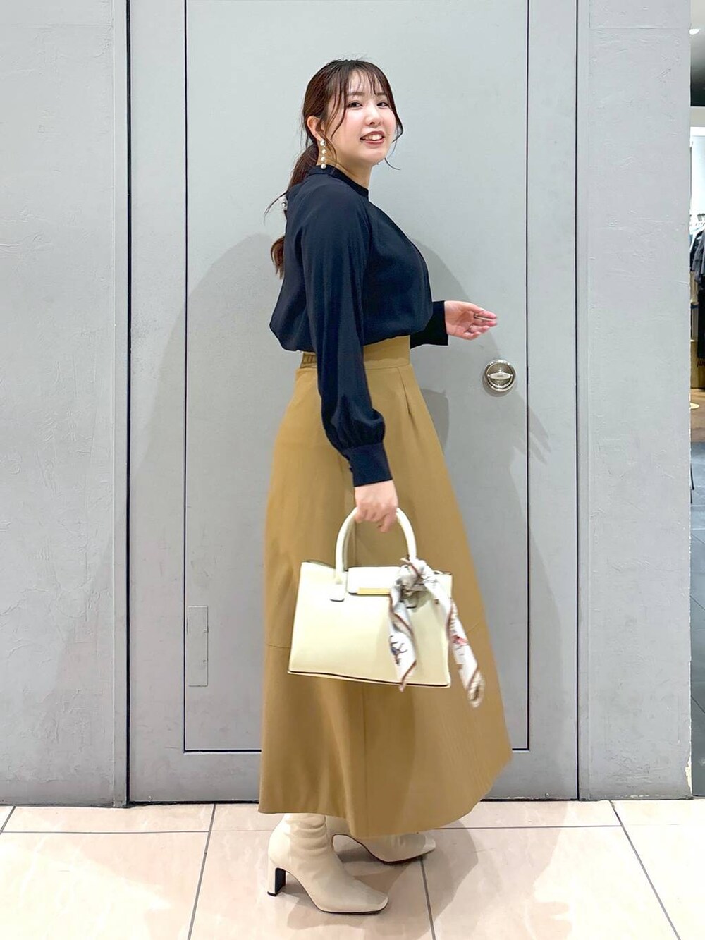 「Andemiu、ブラウス、スカート、リング、バッグ、スカーフ、ブーツ、秋コーデ、秋冬新作、秋服準備はじめました、アンドエスティ秋コーデ、体型カバー、着痩せ・細見え、きれいめ、休日コーデ」|「Andemiuのストレッチヒールブーツ140222(ブーツ、ホワイト系)」を使った、andemiu_haru🐰さん(レディース・162cm)の秋コーディネートの4枚目の写真
