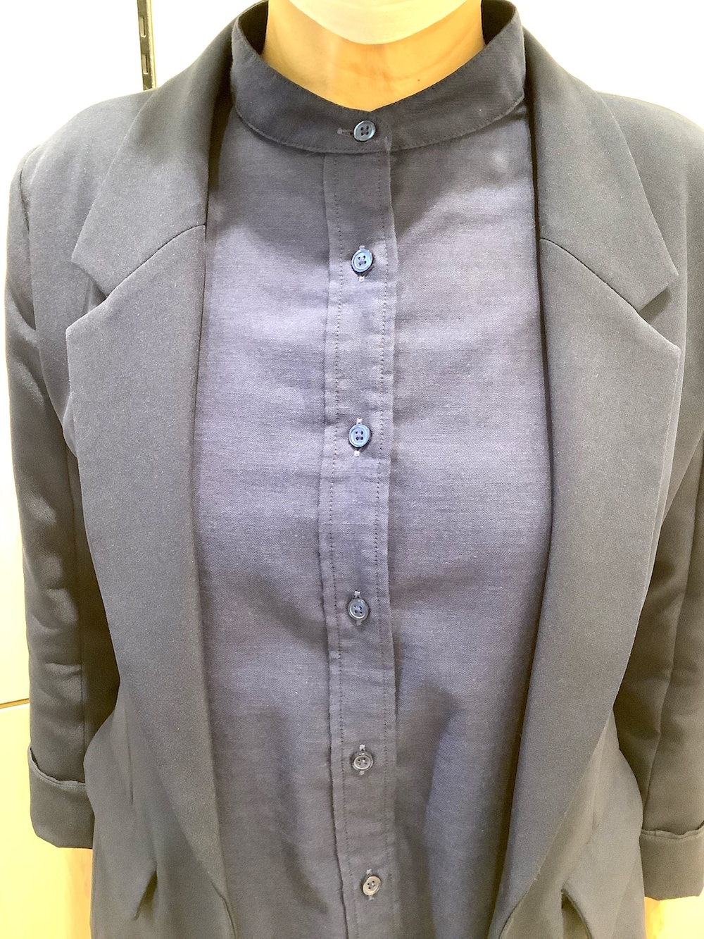 ブルー系のシャツ/ブラウス、ブルー系のテーラードジャケットを着用したレディースの春コーディネートの2枚目の写真