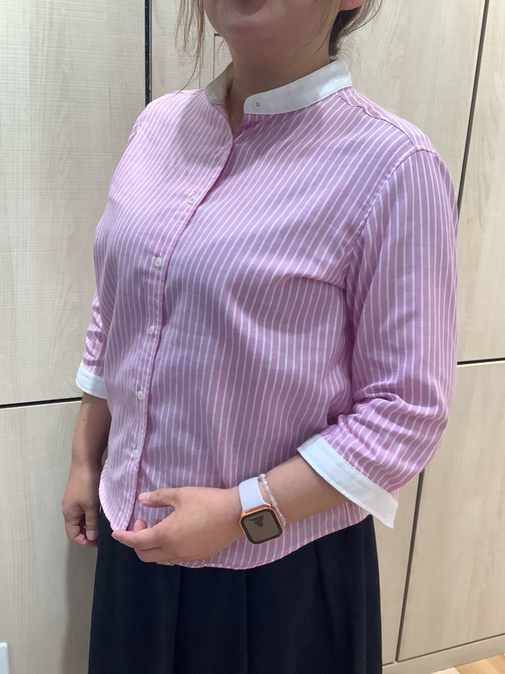 ピンク系のシャツ/ブラウス、ブラック系のスカートを着用したレディースの夏コーディネートの3枚目の写真