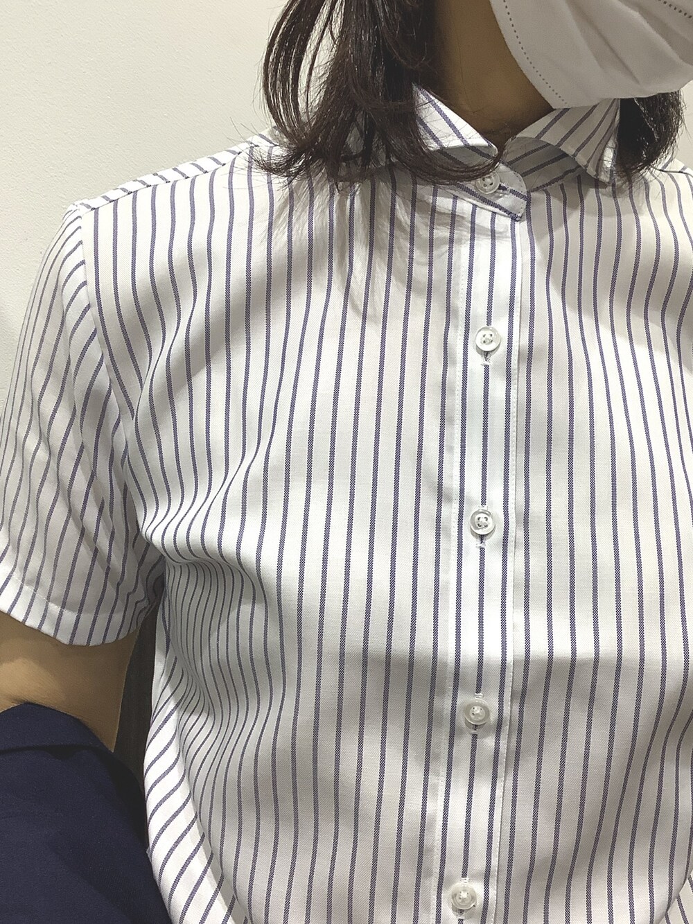 ブルー系のビジネスシャツ、ブルー系のテーラードジャケットを着用したレディースの春コーディネートの3枚目の写真