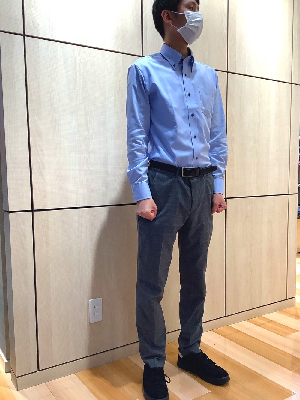 ブルー系のビジネスシャツ、その他のネクタイを着用したメンズの秋コーディネートの3枚目の写真