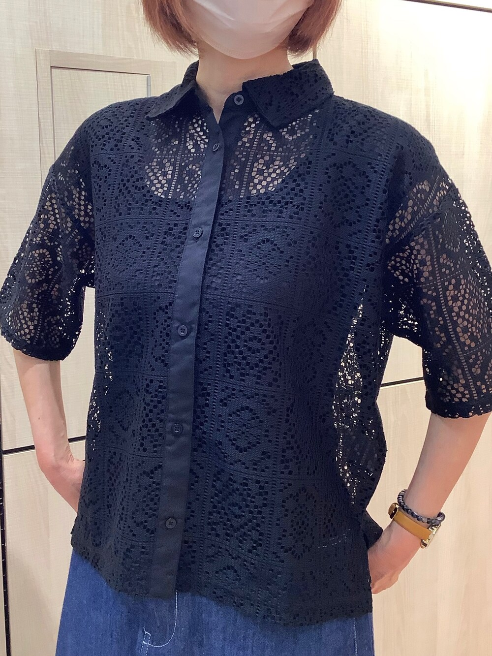 ブラック系のシャツ/ブラウスを着用したレディースの夏コーディネートの2枚目の写真