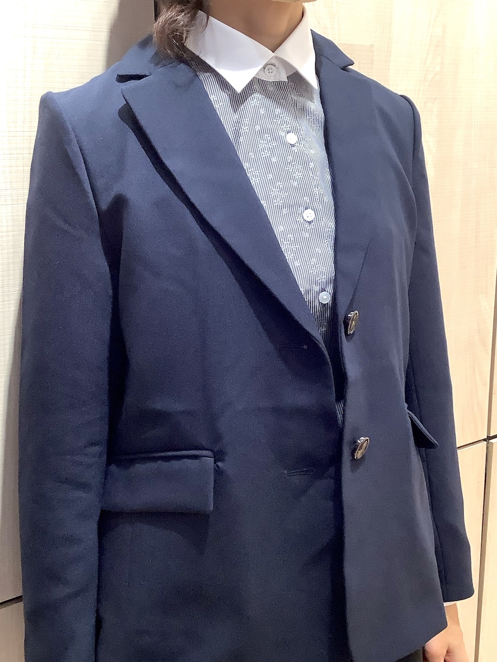 ブルー系のテーラードジャケット、グレー系のビジネスシャツ、ブラック系のローファーを着用したレディースの秋コーディネートの2枚目の写真