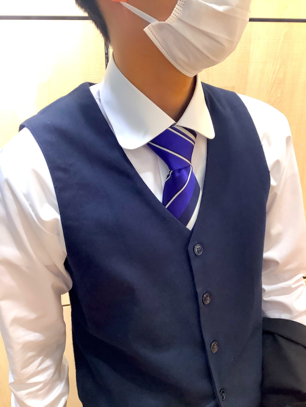 ホワイト系のビジネスシャツ、ブラック系のスーツジャケット、その他のネクタイを着用したメンズの冬コーディネートの2枚目の写真