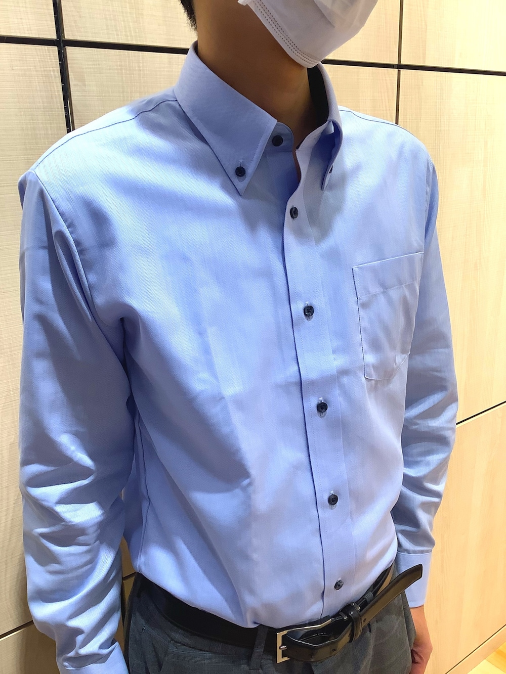 ブルー系のビジネスシャツ、その他のネクタイを着用したメンズの秋コーディネートの4枚目の写真