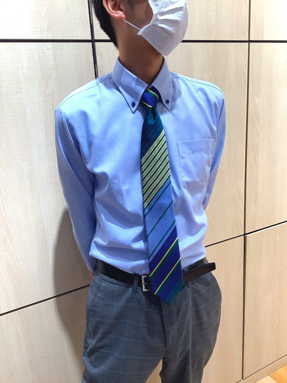 ブルー系のビジネスシャツ、その他のネクタイを着用したメンズの秋コーディネートの2枚目の写真