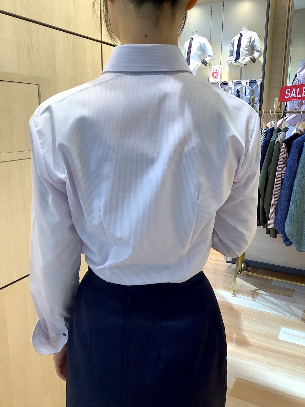 パープル系のビジネスシャツを着用したレディースの冬コーディネートの3枚目の写真