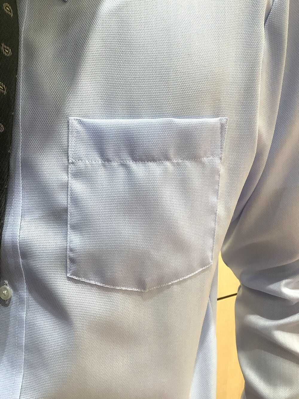 ブルー系のビジネスシャツ、その他のネクタイを着用したメンズの夏コーディネートの2枚目の写真