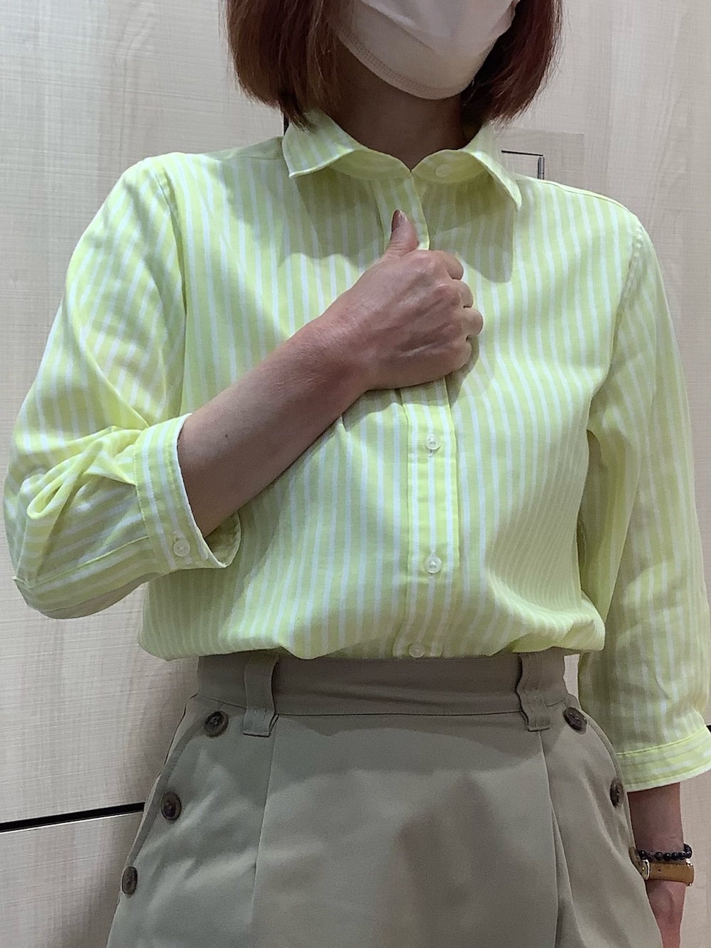 イエロー系のシャツ/ブラウスを着用したレディースの春コーディネートの2枚目の写真